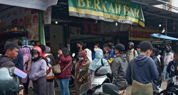 Situasi antrean di depan Toko Frozen Food di wilayah Bandung, Kamis 31 Desember 2020 sore
