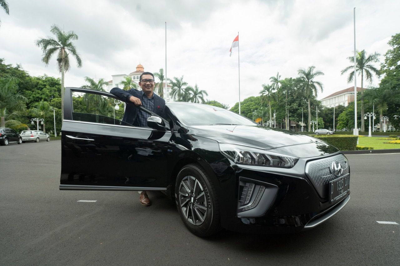  Gubernur Jawa Barat Ridwan Kamil menerima secara resmi tiga unit mobil listrik dan akan memanfaatkan mobil listrik murni sebagai mobil operasional dinas Provinsi Jawa Barat.