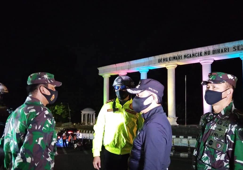 Wali Kota Bogor Bima Arya (tengah) bersama Danrem 061/Suryakencana Brigjen TNI Achmad Fauzi (kanan) saat meninjau Suasana malam pergantian tahun di Kota Bogor, Jumat 1 Januari 2021