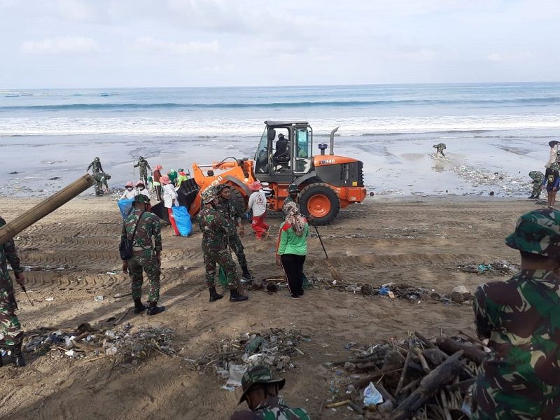 Menandai awal Tahun Baru 2021, Kodam IX/Udayana dan instansi terkait melakukan bersih-bersih pantai Jumat 1 Januari 2020. 