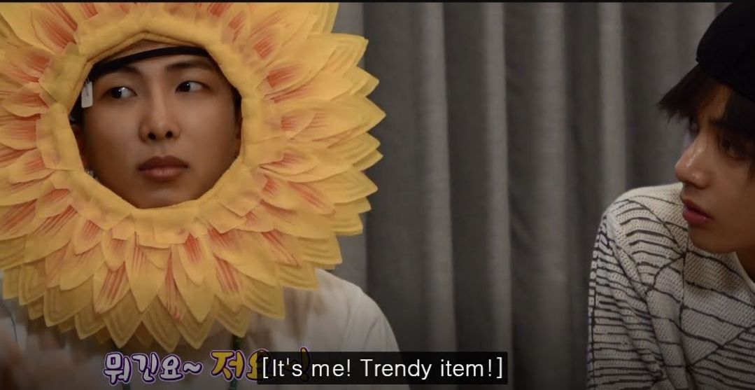 RM memakai topi bunga matahari.