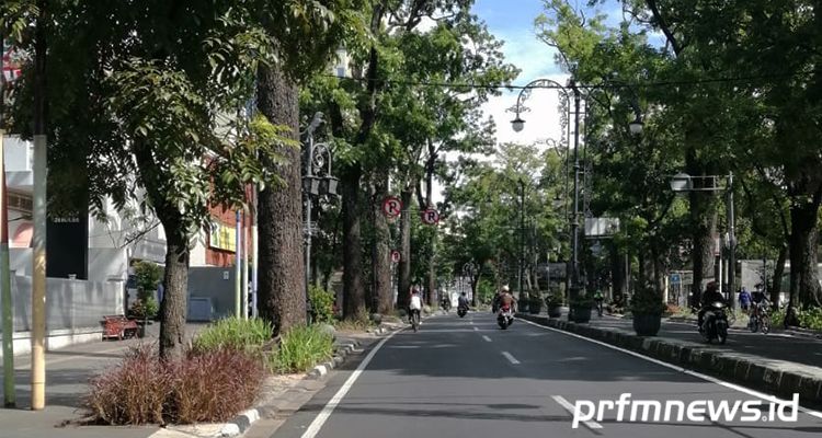 Kondisi arus lalu lintas di Jalan Ir. H. Djuanda atau Dago, Kota Bandung terpantau lengang pada hari ini, Jumat 1 Januari 2020 pagi.