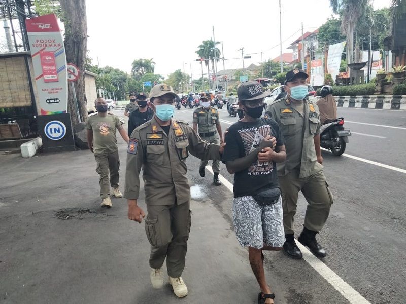 Satpol PP Kota Denpasar, Bali kembali menertibkan gelandangan dan pengemis, pedagang asongan serta pengamen yang beroperasi di beberapa titik di Denpasar Sabtu 2 Januari 2020.