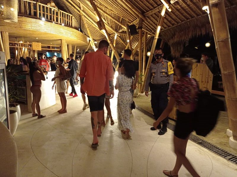 Tim Polres Badung Bali langsung tanggap sidak di Restoran Finns Beach Club, Badung Bali, pada Jumat 1 Januari malam setelah postingan seorang wanita di medsos soal pesta tahun baru tanpa prokes yang ternyata video lawas.