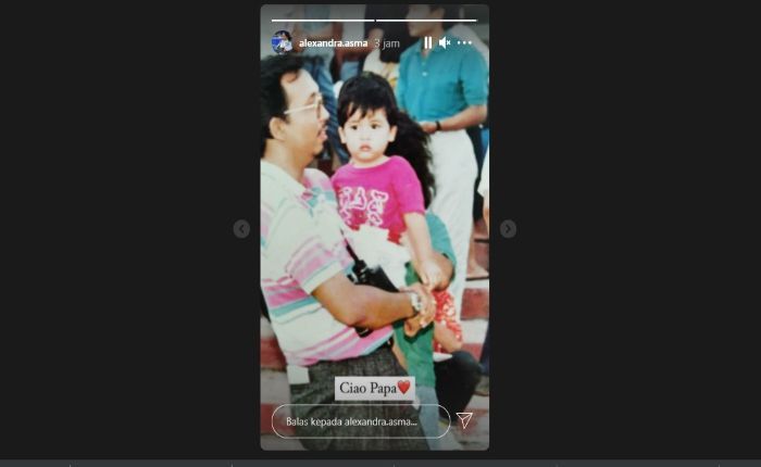 Pebalap wanita Indonesia, Alexandra Asmasoebrata mengunggah foto masa kecil dengan sang ayah, Alex Asmasoebrata 