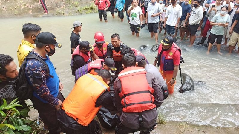 Tim SAR mengevakuasi seorang korban meninggal dunia yang tenggelam setelah melompat dari tebing Sungai Yeh Mekecir Jembrana Bali, Sabtu 2 Januari 2020. Seorang lagi masih dicari.