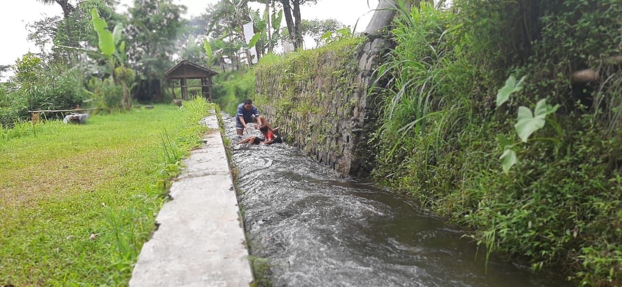Jalur sungai kecil di Desa Karangsalam Baturraden Banyumas yang menjadi pengukir kenangan bersama keluarga