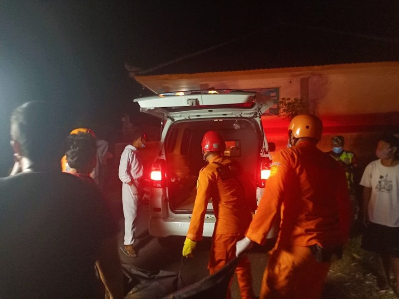 Tim Sar mengevakuasi sesosok mayat yang ditemukan warga di Dusun Busungbiu Bulelleng Bali Jumat 1 Januari 2021 malam dan membawanya ke rumah sakit dengan ambulance.