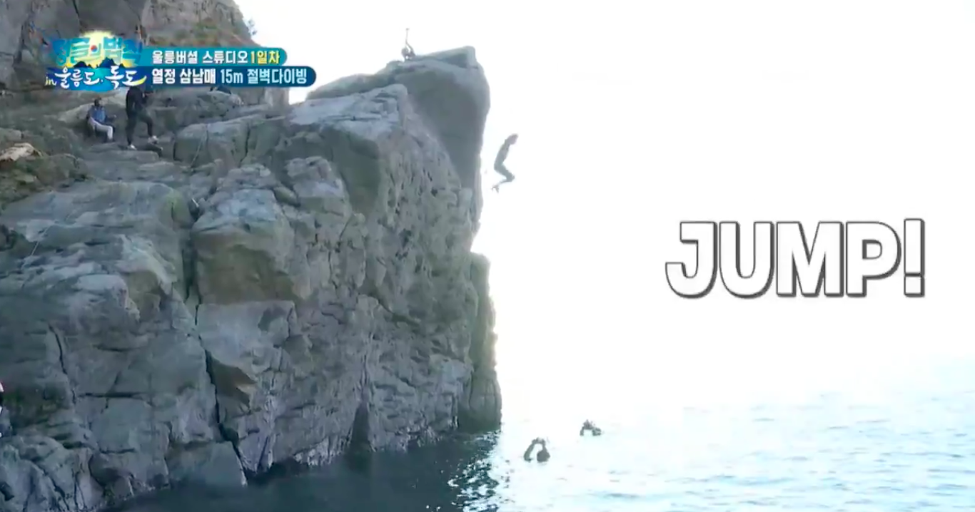 Chanyeol EXO yang loncat dari tebing ketinggian 12 meter saat jadi bintang tamu di Law Of The Jungle.