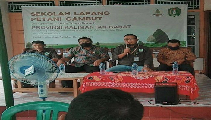 Dinamisator BRG Kalbar Hermawansyah saat membuka Sekolah Lapang Petani Gambut di Arang Limbung, Kubu Raya, Kalbar