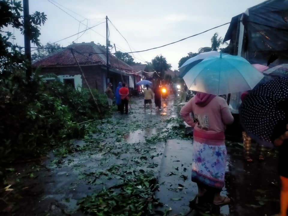 Puting beliung yang menerjang Desa Slangit, Kecamatan Klangenan, Kabupaten Cirebon akibatkan 278 rumah rusak berat dan ringan. /Facebook/Ilham Haby