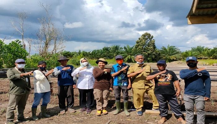 Kunjungan singkat Deputi III BRG-RI Myrna Safitri ke Desa Permata dan Sungai Radak Dua, Kubu Raya.