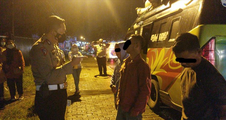 para sopir angkutan umum yang tidak patuh protokol kesehatan ditindak  Polisi di Kawasan Cileunyi, Minggu 3 Januari 2021