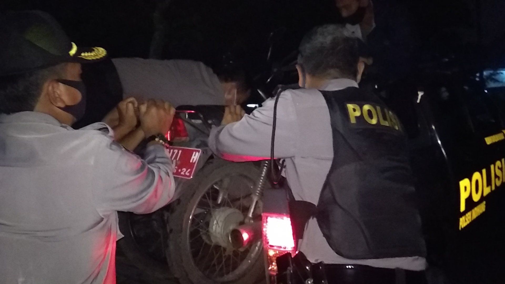 Polisi Bubarkan Judi Adu Muncang di Kota Tasikmalaya.