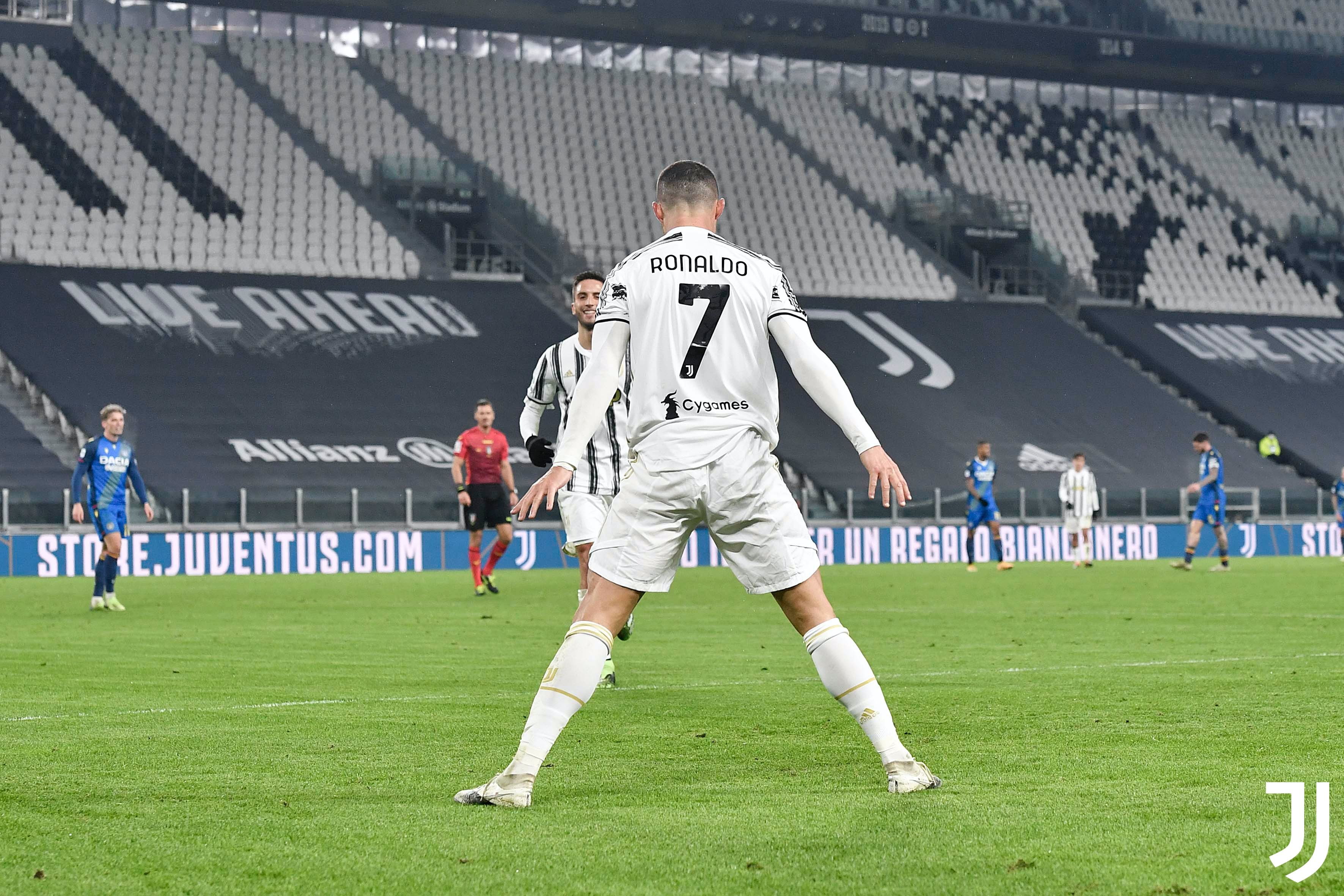 Cristiano Ronaldo melakukan selebrasi usai cetak gol untuk kemenangan 4-1 Juventus atas Udinese, Senin 4 Januari 2021.