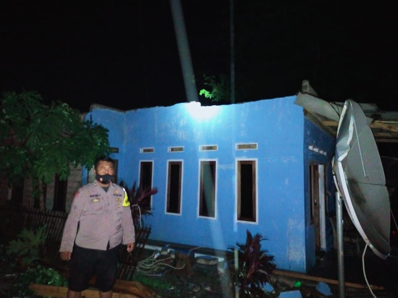 Polisi datang ke rumah warga yang dilaporkan tertimpa bencana alam angin puting beliung di Dusun Sukadame