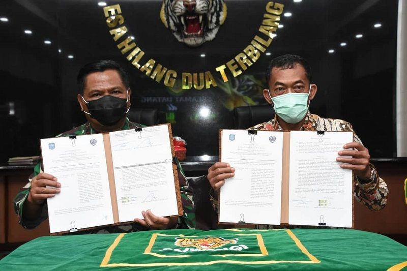 Bupati Subang Haji Ruhimat (kanan) dan Pangdam III Siliwangi Mayjen TNI Nugroho Budi Wiryanto (kiri) menunjukkan dokumen MoU antara kedua instansi pemerintah terkait kerjasama ketahanan pangan