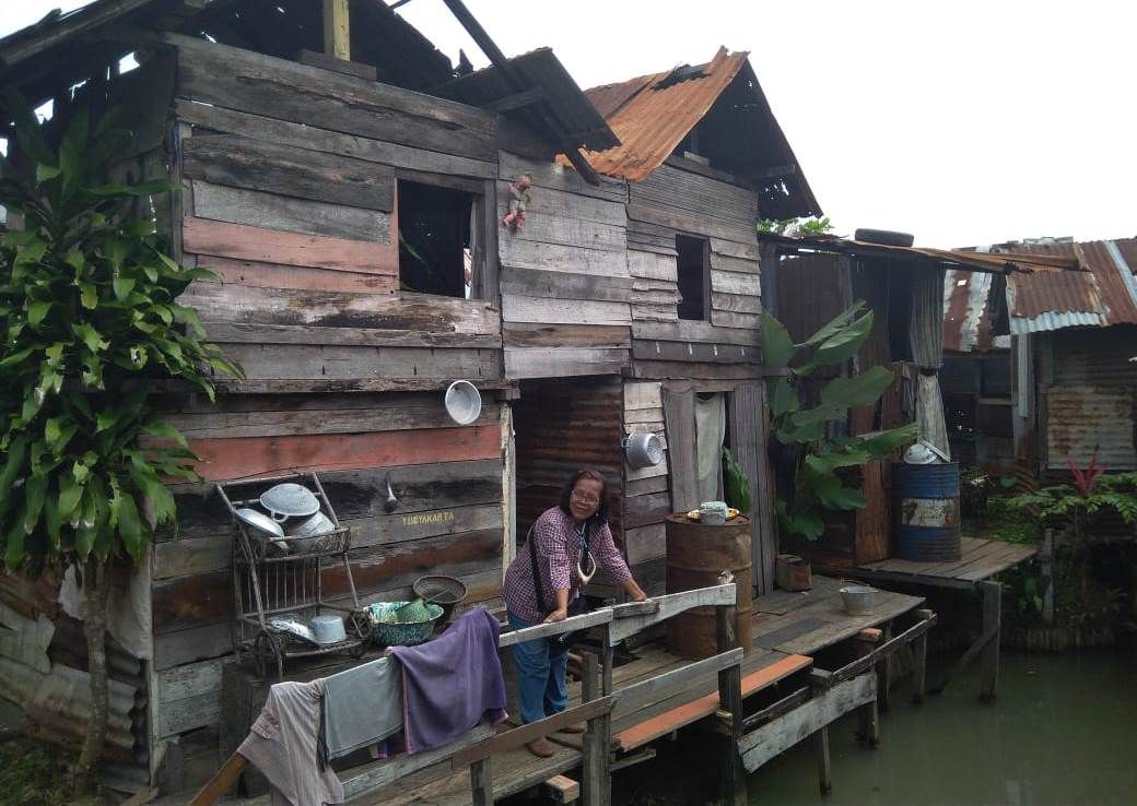 Spot foto dengan bangunan kumuh di pinggiran sungai