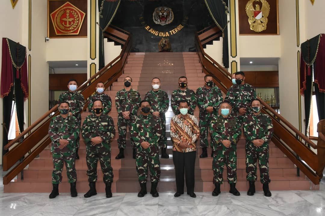 Bupati Subang Haji Ruhimat (batik coklat) berpose bersama jajaran Makodam III Siliwangi