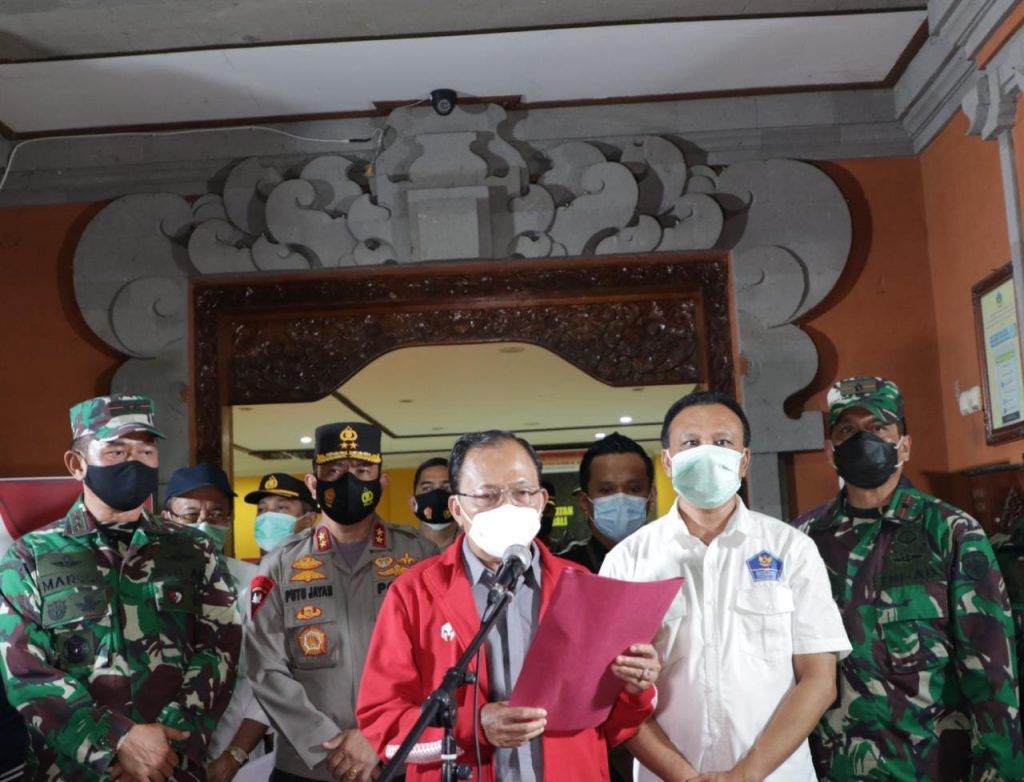 Gubernur Bali, Wayan Koster, saat menerima kedatangan vaksin Covid-19 di Denpasar.
