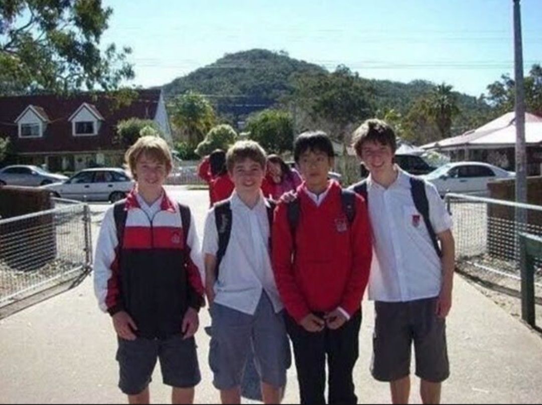 Jin BTS (jaket merah) berfoto bersama 3 temannya saat masih kecil.