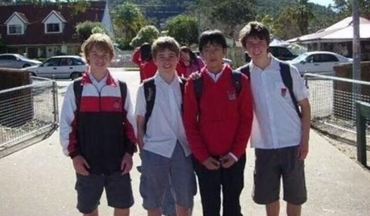 Foto lama Jin BTS (ketiga dari kiri) bersama dengan tiga temannya.