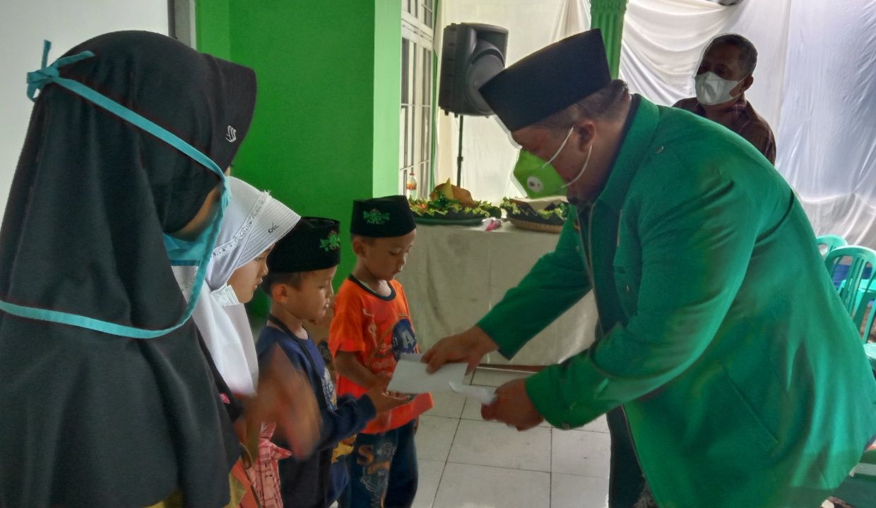 Ketua DPC PPP Kab Pangandaran Wowo Kustiwa menyerahkan santunan kepada anak yatim-piatu, Selasa, 5 Januari 2021.