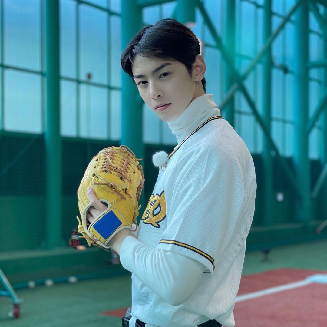 Cha Eun Woo berpose seperti atlet baseball