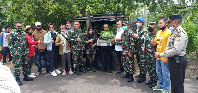 Tim Asistensi Kodam IX/Udayana meninjau lahan tanaman porang yang terletak di Blok F dan G Perusda Provinsi Bali Unit Pekutatan dengan luas lahan 32 Hektar, Jembrana Bali Selasa 5 Januari 2021.