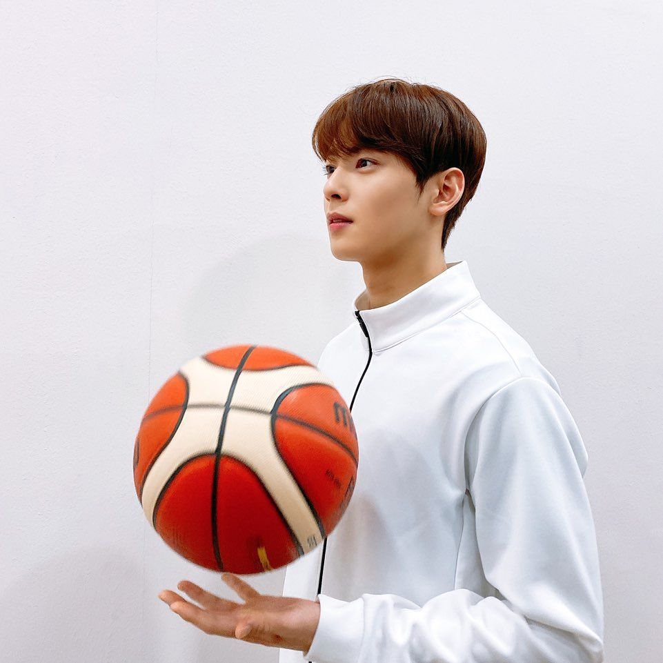 Cha Eun Woo memainkan bola basket