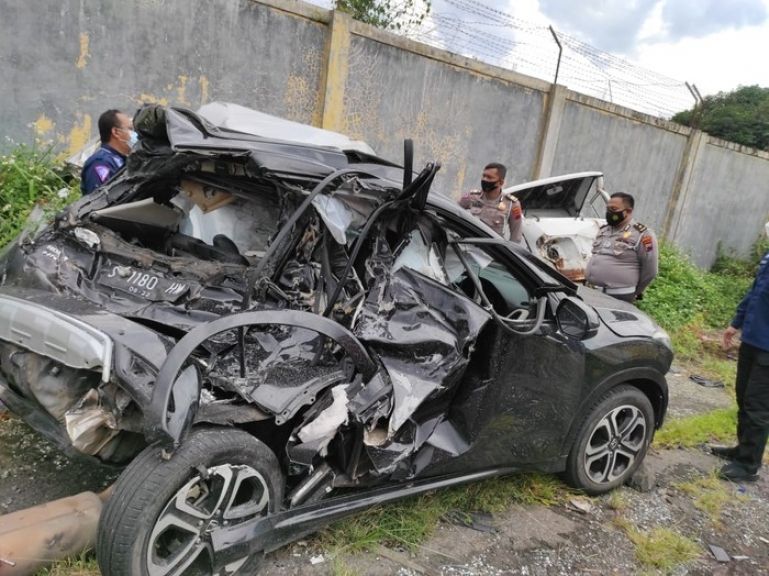 Mobil yang ditumpangi Chacha Sherly dalam kondisi hancur.