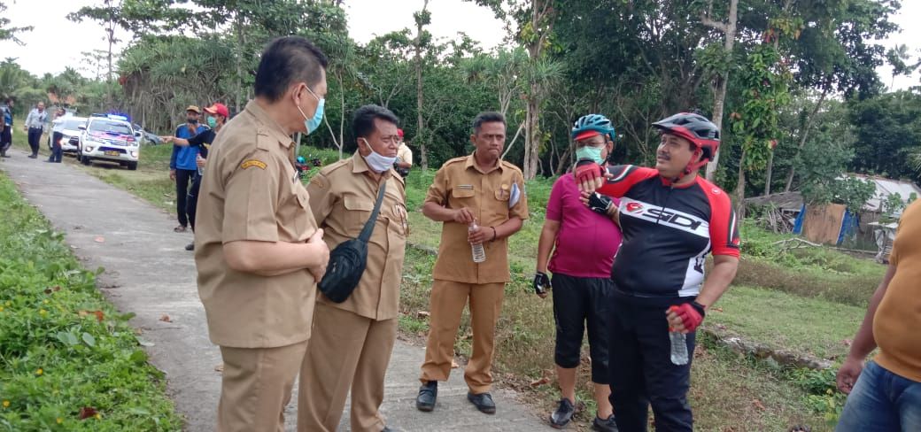Dari kanan Bupati Pangandaran Jeje Wiradinata, Inspektur Apip Winayadi, Kabid Bina Marga Nanang, Kades Sukaresik, Kadis PUTRPRKP Dadang Dimyati.