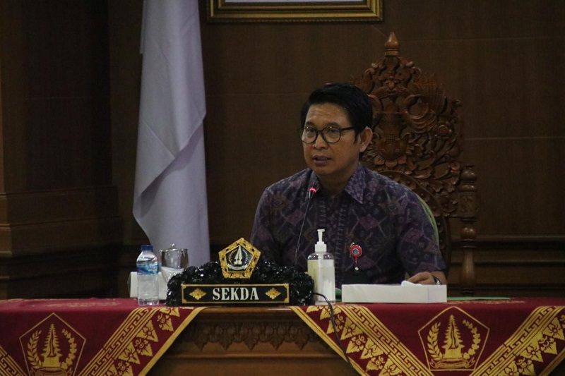 Sekda Badung I Wayan Adi Arnawa SH memimpin rakor terkait pemberlakukan pembatasan kegiatan masyarakat (PKM) di Kota Denpasar dan Kabupaten Badung, Bali.