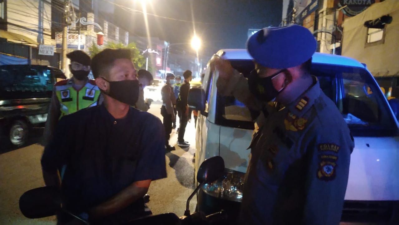 Pengendara sepeda motor dihentikan polisi pada kegiatan patroli malam hari, Kamis 7 Januari 2021 /Dokumentasi Polres Purwakarta