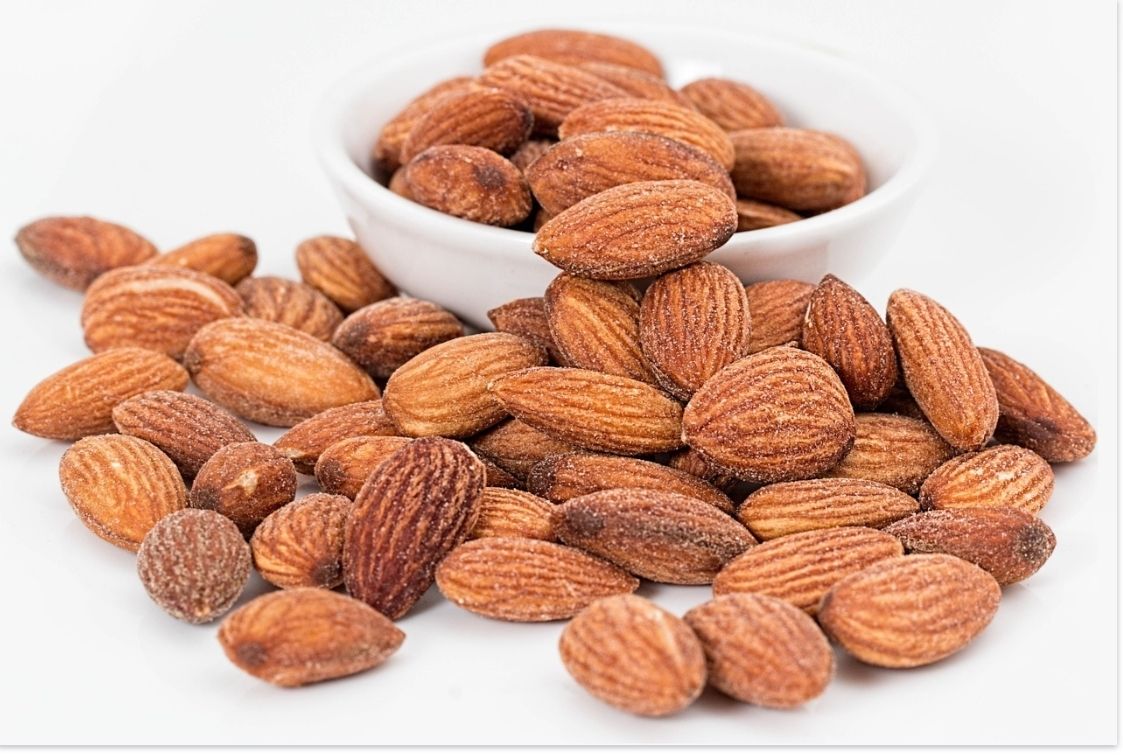 Kacang almond, salah satu camilan sehat untuk penderita diabetes.