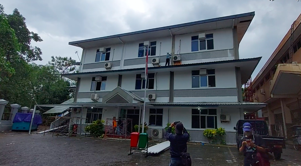 Kantor Dispora Kota Bogor yang terletak di area GOR Pajajaran disulap jadi RS Darurat atau RS Lapangan. Saat ini progresnya telah mencapai 70 persen.*