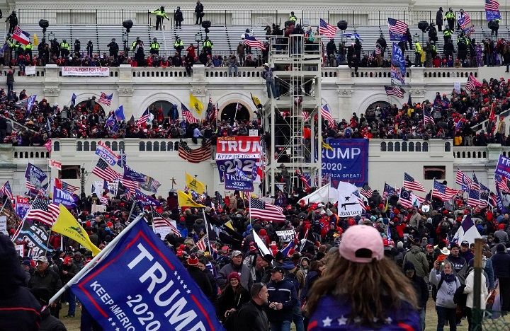 Kerusuhan Pendukung Trump Pecah Di Gedung Captol, Twitter Dan Facebook ...