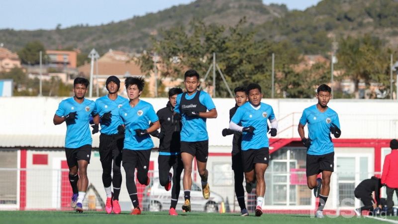 Beberapa pemain timnas Indonesia U-19 menjalani pemusatan latihan di Spanyol. Pemain timnas Indonesia U-19 dipastikan pulang lebih cepat dari Spanyol karena tak bisa menggelar laga uji coba dan pandemi Covid-19 yang masih tiggi.