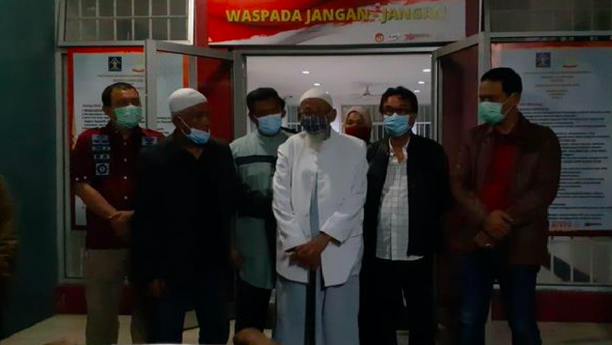Abu Bakar Ba'asyir foto bersama keluarga dan tim kuasa hukum yang menjemputnya sebelum keluar dari Lapas Gunung Sindur Bogor, Jumat 8 Januari 2021.*