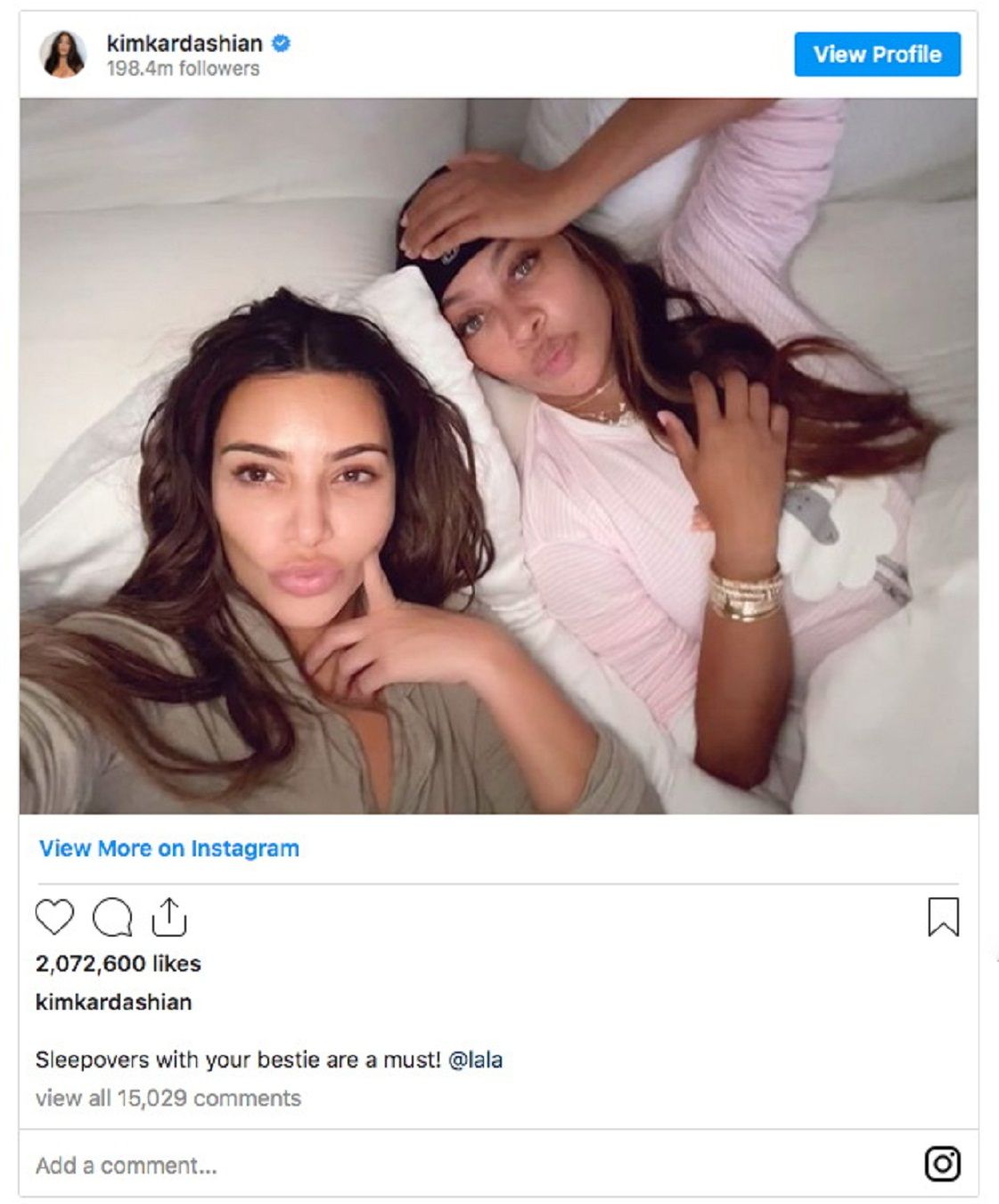   Tangkapan layar Instagram yang memperlihatkan Kim Kardashian mengambil foto selfie di samping BFF La La Anthony,memegang tangan kirinya ke pipinya, menunjukkan jari manisnya tak lagi mengenakan cincin kawin.