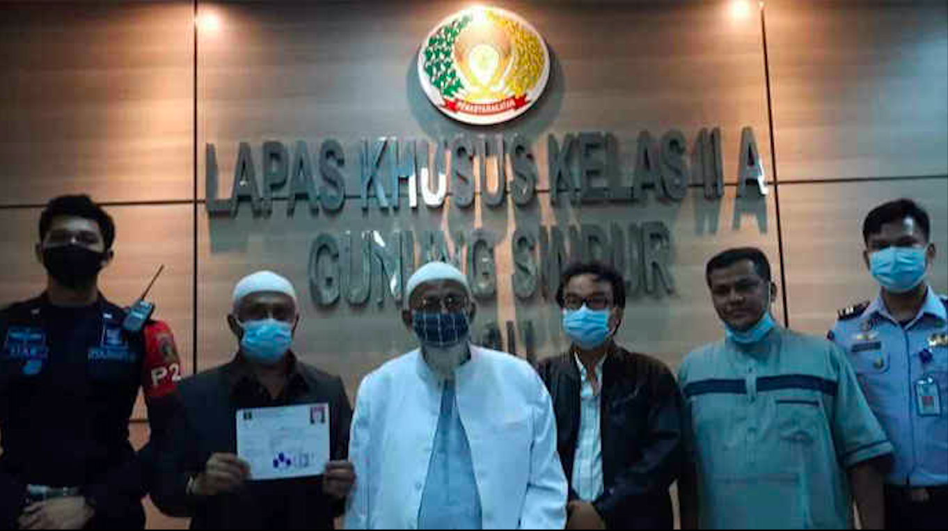 Abu Bakar Ba'asyir foto bersama sebelum meninggalkan Lapas Gunung Sindur Bogor, Jumat 8 Januari 2021.*