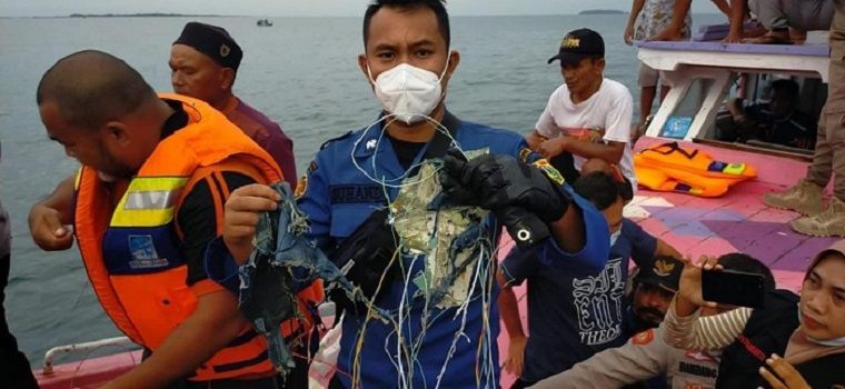 Temuan sejumlah serpihan yang diduga dari Pesawat Sriwijaya Air SJ182./Twitter/@humasjakfire