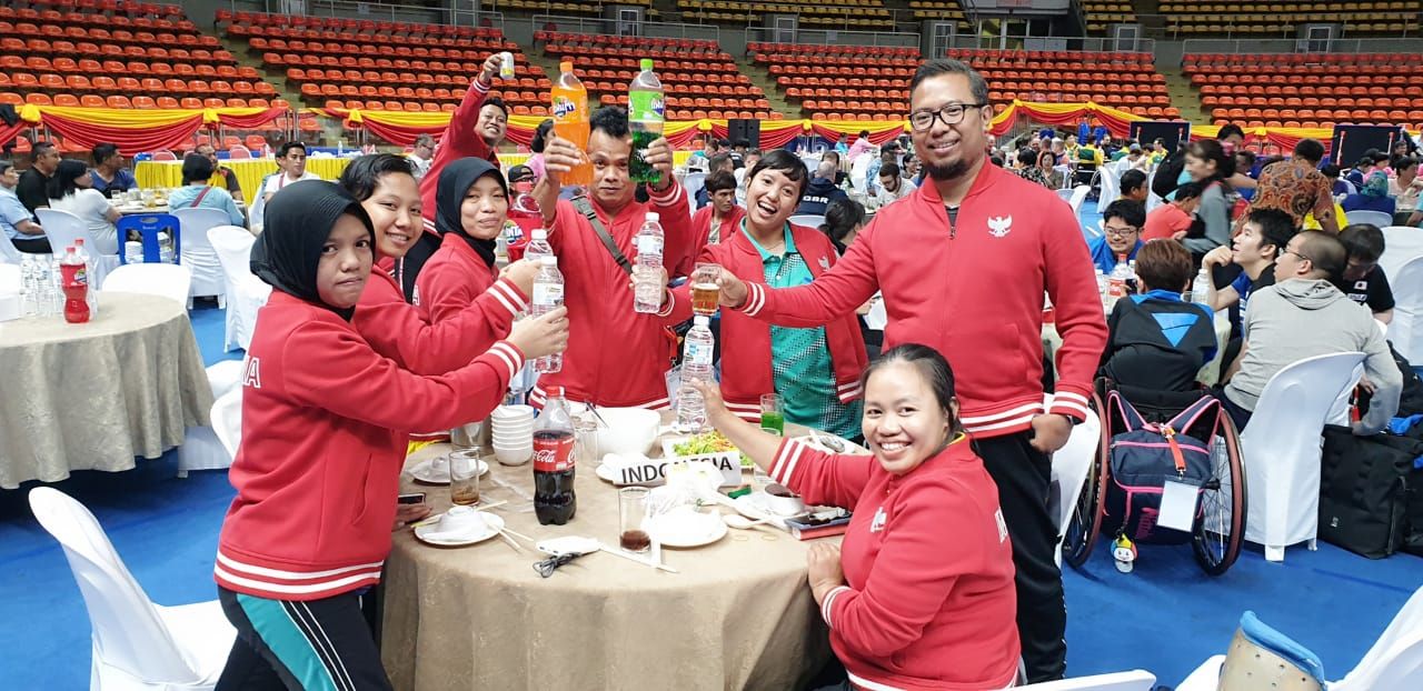 Pelatih Nasional Tenis Meja Paralimpik Indonesia Didin Saidiman (tengah) bersama timnas tenis meja Indonesia 