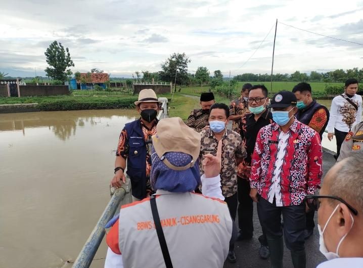 Wakil Bupati Majalengka meninjau lokasi areal persawahan yang banjir di kecamatan Jatitujuh
