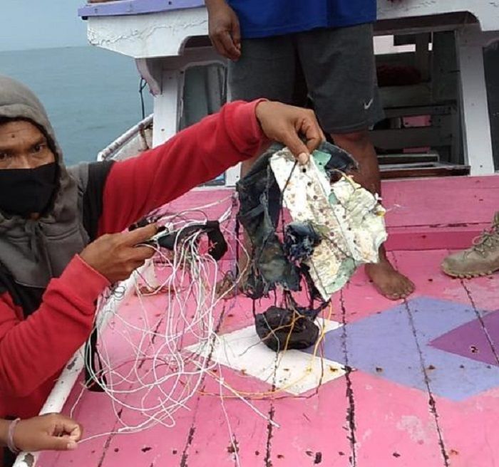 Nelayan memperlihat puing Pesawat Sriwijaya Air yang ditemukan di Kepulauan Seribu