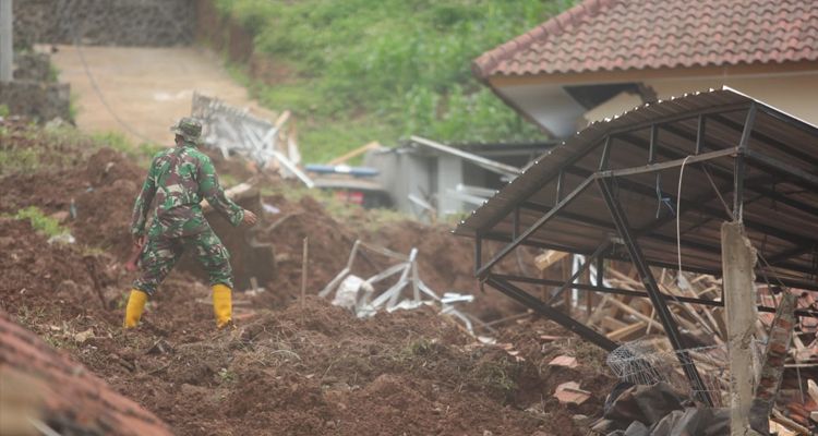 Seorang Prajurit TNI berada di lokasi longsor di Desa Cihanjuang, Kecamatan Cimanggung, Kabupaten Sumedang, Minggu 10 Januari 2021