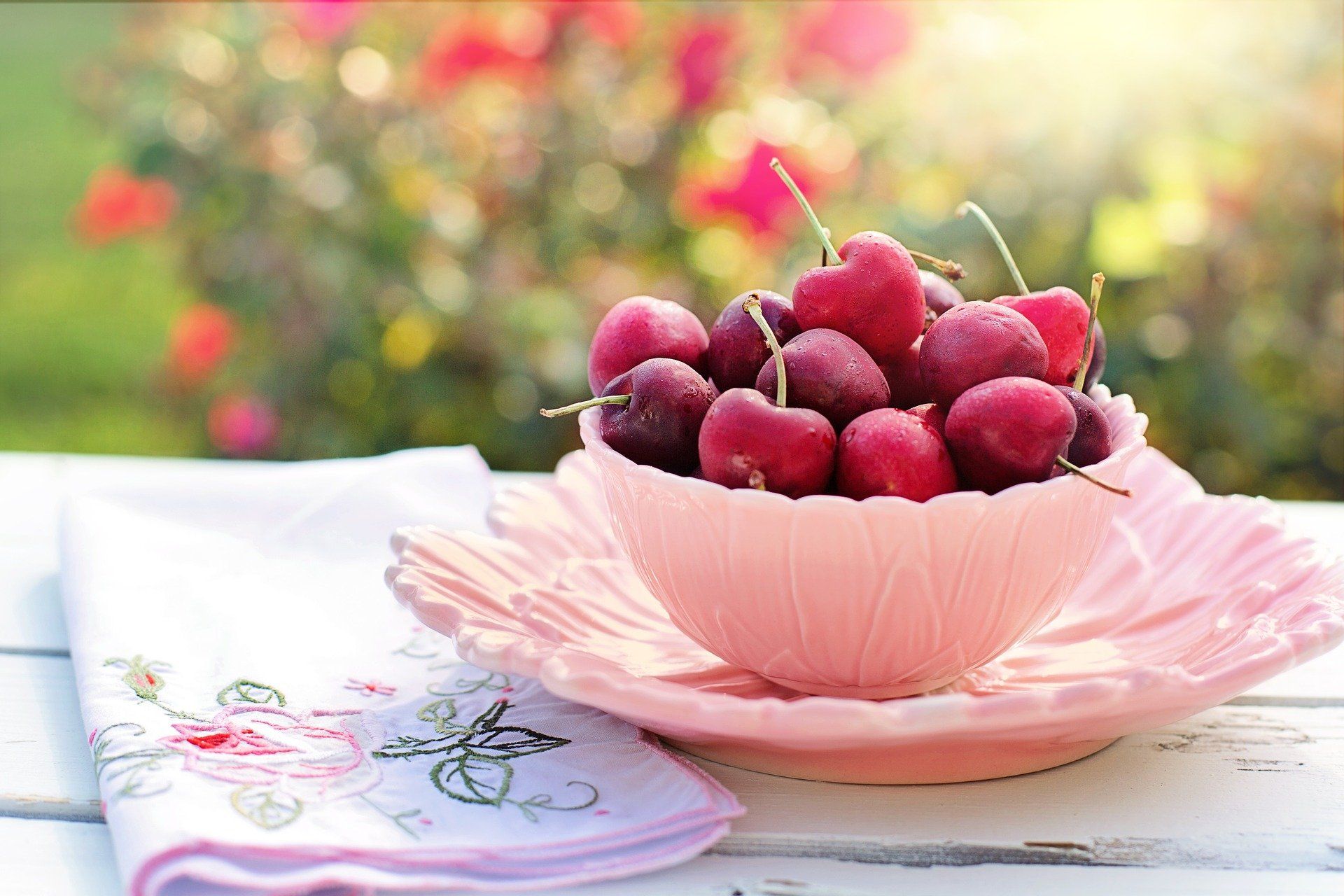 Biasa dikenal sebagai dekorasi hidangan, ternyata buah ceri memiliki manfaat kesehatan bagi tubuh. Salah satunya bisa menurunkan asam urat.