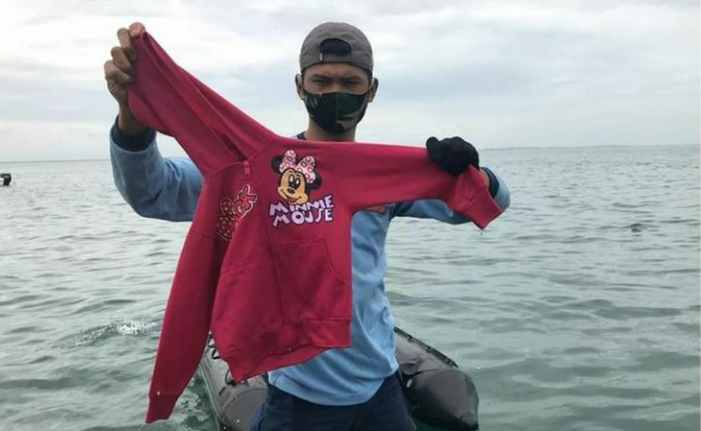 Jaket Anak Ditemukan, Diduga Milik Penumpang Sriwijaya Air SJ-182, Mirip dengan Ini.