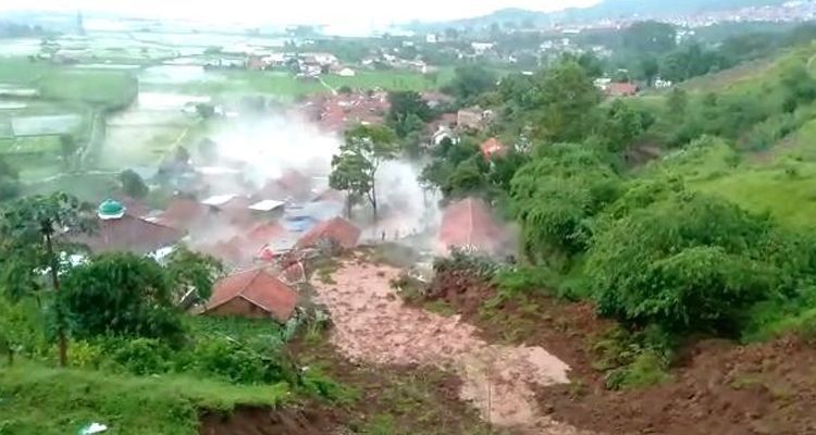 Longsor Sumedang: Longsor menimbun 8 rumah di Kampung Bojongkondang, Desa Cihanjuang, Kecamatan Cimanggung, Kabupaten Sumedang, Sabtu 9 Januari 2021.