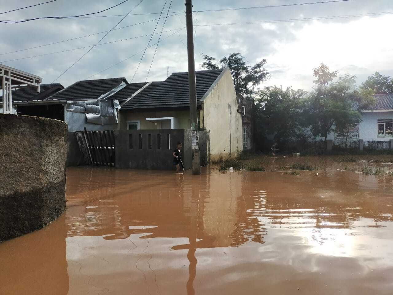 Banjir yang terjadi di komplek Pesona Hijau Rancaekek Bandung, Minggu 10 Desember 2021.
